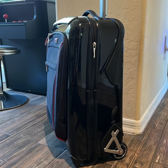 Tumi Ducati upright carryon, 2 wheels - Picture 5 of 15